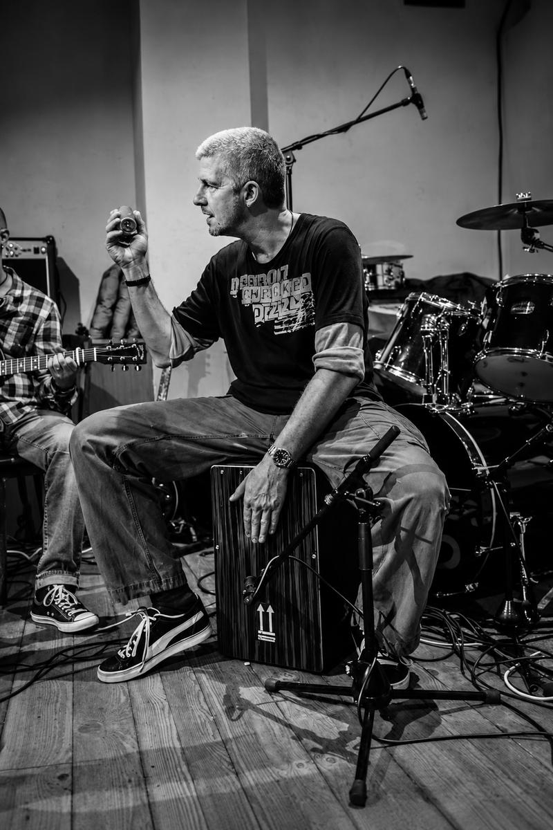 Cajon-Spieler Bandprobe