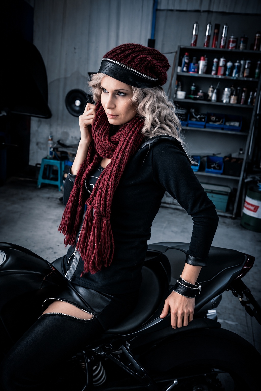 Frau auf Motorrad